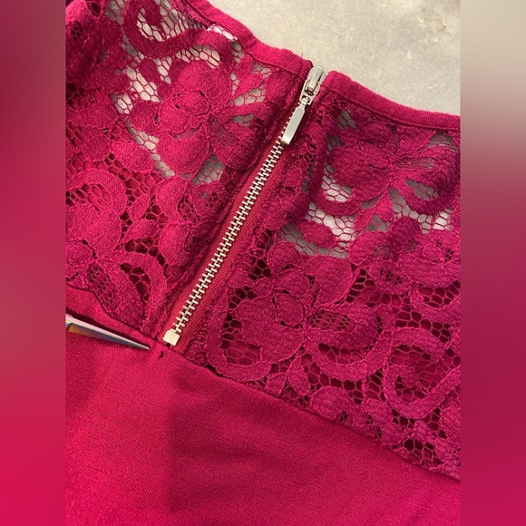 New York & Co Size M Magenta Lace Short Sleeve Stretch Zip Back Top - Picture 12 of 14